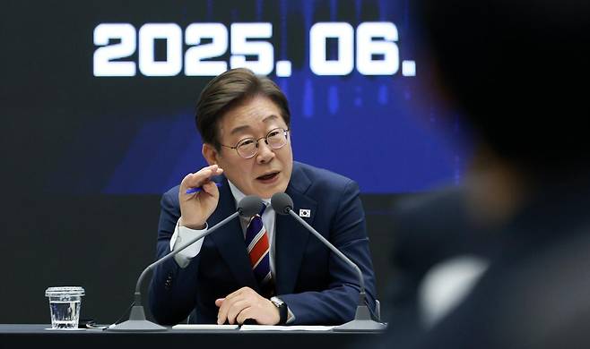 이재명 대통령이 6월 11일 서울 영등포구 한국거래소에서 열린 주식시장 불공정거래 근절을 위한 현장 간담회에서 참석자 질문에 답하고 있다. 2025.06.11 서울=뉴시스