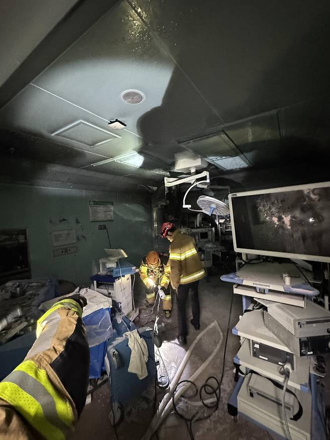 14일 오전 8시 12분쯤 광주 동구 조선대학교 병원 신관 3층 수술실 7번방에서 불이 나 10분 만에 자체 진화됐다. 사진은 화재가 난 수술실 내부 모습. 동부소방 제공