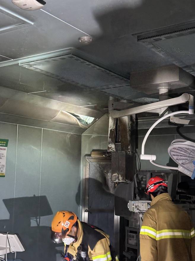 14일 오전 8시 12분쯤 광주 동구 조선대학교 병원 신관 3층 수술실 7번방에서 불이 나 10분 만에 자체 진화됐다. 사진은 화재가 난 수술실 내부 모습. 동부소방 제공