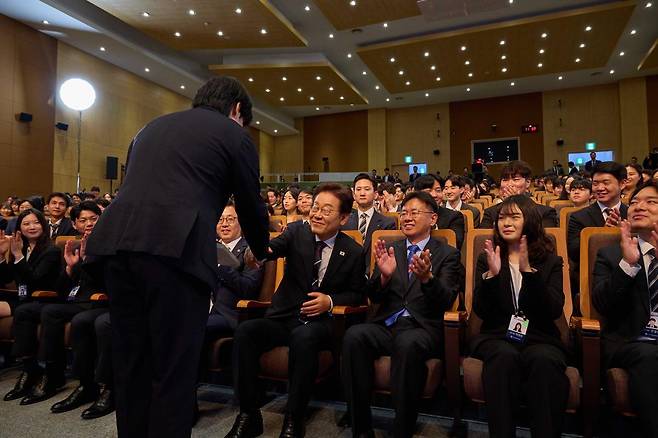 이재명 대통령이 14일 충북 진천군 국가공무원인재개발원 진천캠퍼스에서 열린 5급 공채 합격자 대상 신임관리자특강에서 참석하고 있다. 2025.07.14. 대통령실 제공