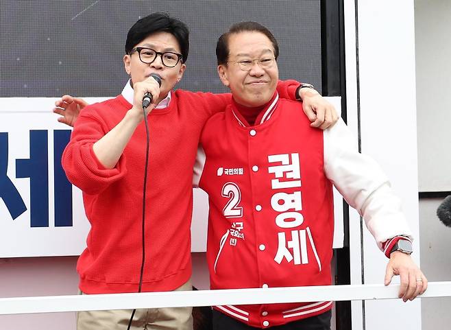 한동훈 국민의힘 비상대책위원장이 28일 오전 서울 용산구 용문시장사거리에서 열린 ‘국민의힘으로 용산살리기’ 지원유세에서 권영세 용산구 후보의 지지를 호소하고 있다. 2024.03.28. 뉴시스