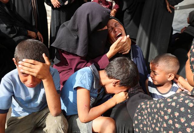 지난 12일 가자지구 남부 칸 유니스의 나세르 병원에서 이스라엘의 공습으로 숨진 팔레스타인인들의 장례식이 열리고 있는 가운데, 조문객들이 오열하고 있습니다. 로이터 연합뉴스