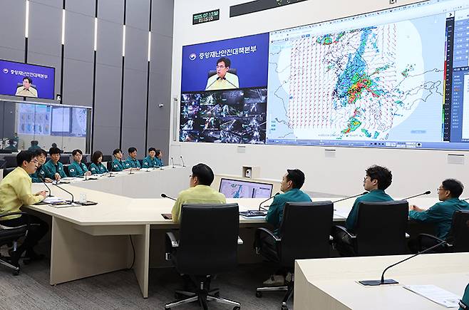 김민재 행정안전부장관 직무대행이 정부세종청사 중앙재난안전상황실에서 전라·경상권 호우대처상황 점검회를 주재하고 있다. (사진=행정안전부)