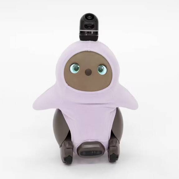 쓰다듬으면 마치 반려동물을 안고 있는 것처럼 정서적 유대감을 느낄 수 있는 ‘러봇’. 러봇 누리집 갈무리