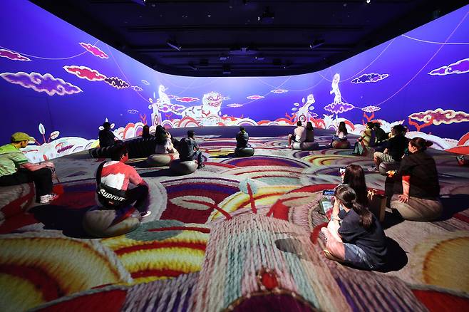 지난 8일 서울 용산구 국립중앙박물관 디지털 실감 영상관에서 관람객들이 ‘어흥, 호랑이-용맹하게, 신통하게, 유쾌하게’를 감상하고 있다. ‘어흥, 호랑이’는 조선시대 회화, 흉배, 나전칠기 속 호랑이를 소재로 원형의 질감과 특징을 돋보이게 만든 실감 콘텐츠로 지난 5월 처음 선보였다. 백소아 기자 thanks@hani.co.kr