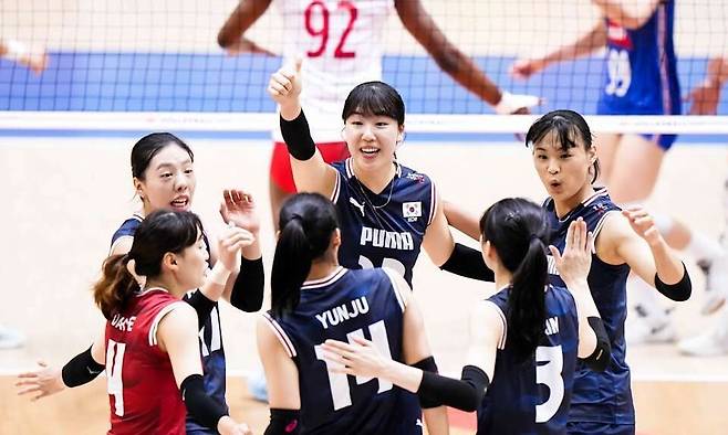 한국 여자배구 대표팀이 13일 일본 지바에서 열린 2025 국제배구연맹(FIVB) 발리볼네이션스리그 프랑스와 경기에서 득점에 성공한 뒤 기뻐하고 있다. 발리볼네이션스리그 누리집 갈무리