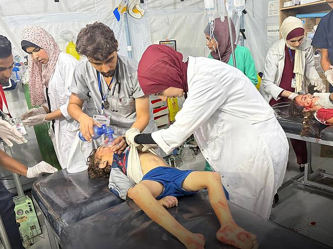 12일(현지시각) 가자지구 남부에서 이스라엘군의 공습으로 다친 아이가 쿠웨이트 특수야전병원 의료진이 치료하고 있다. 라파흐/UPI 연합뉴스
