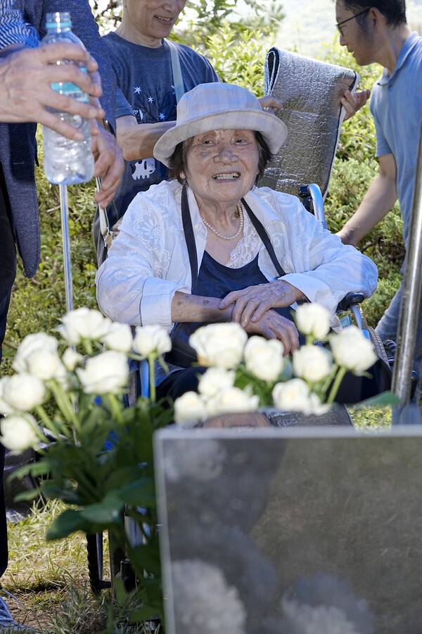 지난 1일 경기 남양주 모란공원 민족민주열사 묘역에서 남편의 이장식을 무사히 마치고 웃음 짓는 박삼순씨. 김은주 사진작가 촬영·제공