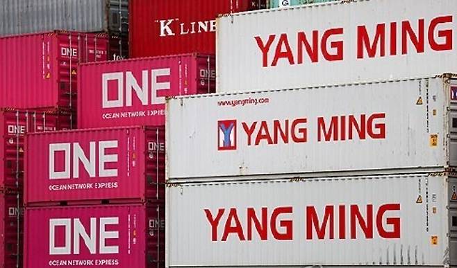 지난 11일 미국 캘리포니아주 롱비치항에 컨테이너들이 쌓여 있다. 롱비치/로이터 연합뉴스