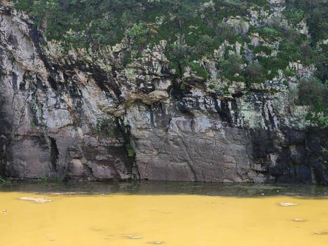 태풍 카눈 상륙 다음 날인 2023년 8월 11일 울산 울주군 언양읍 반구대 암각화가 절반가량 물에 잠겨 있다. 울산=연합뉴스