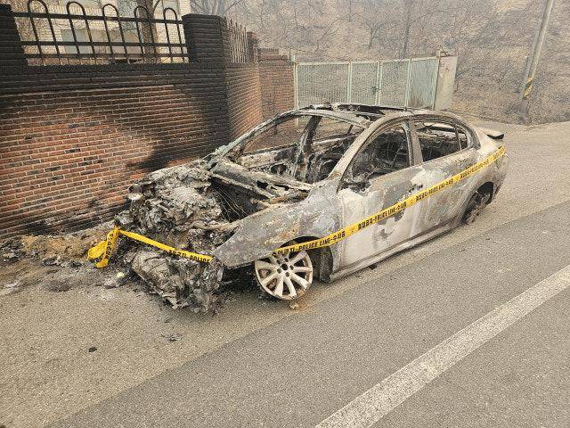 3월 26일 경북 영덕군 영덕읍 매정리 도로에 김미경씨 등 실버타운 요양보호사 2명과 노인들이 탑승했던 승용차가 세워져 있다. 전날 산불을 피해 대피하던 중 이 차량에 불이 붙어 폭발하면서 타고 있던 노인 3명이 숨졌다. 영덕=연합뉴스