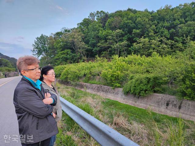 5월 7일 경북 영덕에서 만난 김미경(오른쪽)씨와 남편 김희담씨가 산불에 타지않은 푸른 숲을 바라보고 있다. 영덕=이유진 기자