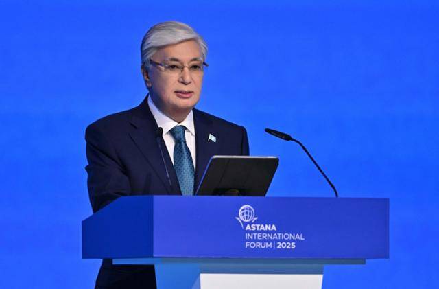 카심조마르트 토카예프 카자흐스탄 대통령이 5월 29, 30일 카자흐스탄 수도 아스타나에서 열린 '아스타나 국제 포럼(AIF) 2025'에서 발언하고 있다. 29일 포럼에서는 알라타우 신도시 프로젝트를 주제로 세션이 열리기도 했다. AIF 홈페이지 캡처