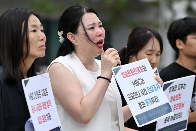 1일 고 오요안나씨의 어머니인 장연미(왼쪽 두 번째)씨가 서울 종로구 국정기획위원회에서 열린 MBC 오요안나 기상캐스터 유가족 요구안 선포 기자회견에서 발언하고 있다. 박시몬 기자