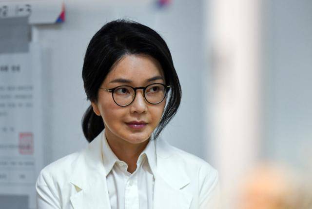 윤석열 전 대통령의 부인 김건희 여사가 올 6월 일 서울 서초구 원명초등학교에 마련된 서초구 제3투표소에서 투표를 하기 위해 줄을 서 있다.뉴스1