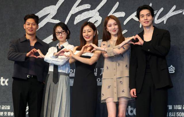 배우 박훈(왼쪽부터) 류혜영 오나라 이성경 이동욱이 14일 오후 서울 구로구 더링크호텔에서 열린 JTBC 금요시리즈 '착한 사나이' 제작발표회에서 포즈를 취하고 있다. 뉴시스