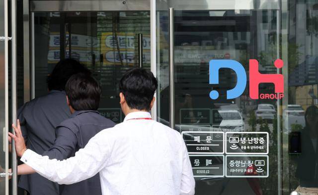 14일 서울 강동구 소재 동해종합기술공사 고덕 신사옥에 직원이 들어가고 있다. 김건희 여사 관련 의혹을 수사하는 민중기 특별검사팀은 이날 서울양평고속도로 관련 타당성 조사 용역업체인 이곳을 포함해 18곳가량을 압수수색했다. 뉴시스