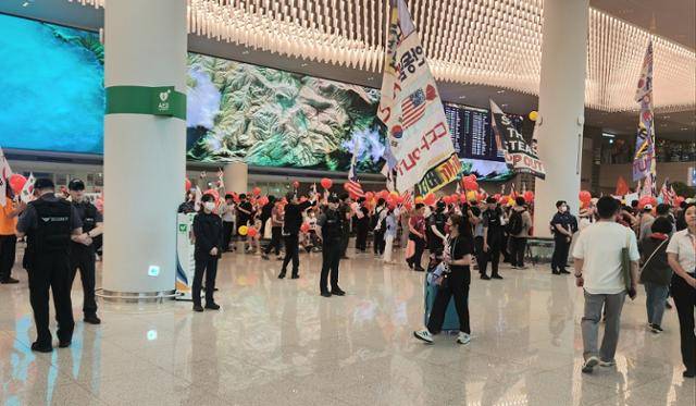 모스 탄 미국 리버티대학 교수가 입국한 14일 인천국제공항 제2여객터미널에 그의 지지자들이 모여 있다. 독자 제공