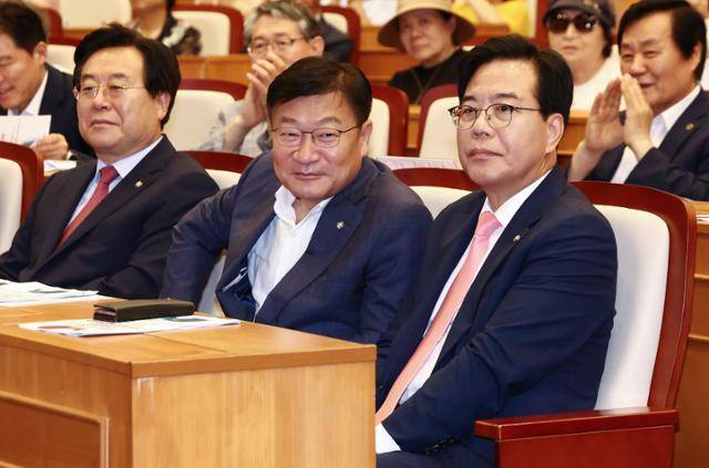 송언석(오른쪽부터) 국민의힘 비상대책위원장 겸 원내대표, 정점식 사무총장, 박상웅 원내부대표가 14일 서울 여의도 국회박물관에서 윤상현 의원 주최로 열린 행사에 참석해 연사 발언을 듣고 있다. 뉴스1