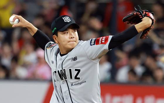 (수원=뉴스1) 김진환 기자 = 21일 오후 경기 수원 KT위즈파크에서 열린 '2025 신한 SOL뱅크 KBO 리그’ KIA 타이거즈와 kt 위즈의 경기, kt 손동현이 8회초 팀의 두 번째 투수로 등판해 힘차게 공을 던지고 있다. 2025.5.21/뉴스1