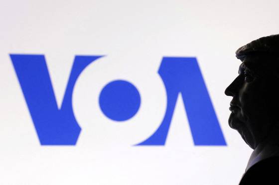 미국의 소리(VOA) 로고 앞에 도널드 트럼프 미국 대통령의 3D 프린팅 미니어처 모델이 있다. 로이터= 연합뉴스