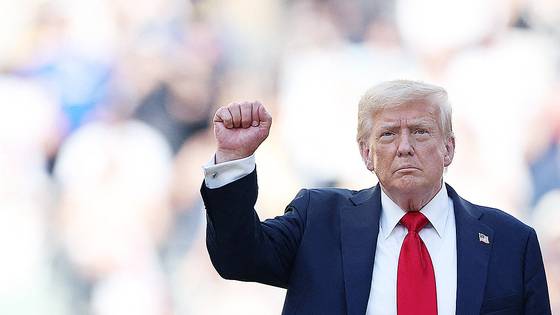 도널드 트럼프 미국 대통령이 13일(현지시간) 뉴저지주 메트라이프 스타디움에서 열린 피파 클럽월드컵 경기에 참석해 관중들을 향해 오른손 주먹을 치켜들고 있다. 이날은 트럼프 대통령이 유세 도중 총격을 받은지 1주년이 되는 날이다. AFP=연합뉴스