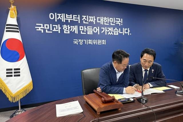 ▲ 더불어민주당 허영(춘천·철원·화천·양구 갑) 국회의원은 14일 박수현 국정기획위원회 국가균형성장특별위원회 위원장을 만나 강원과 춘천지역 현안의 국정과제 반영을 건의했다.