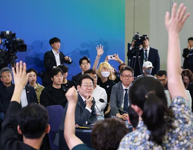 지난 4일 '국민소통 행보 2탄, 충청의 마음을 듣다' 간담회에서 시민들의 질문을 받고 있는 이재명 대통령. /사진=연합뉴스