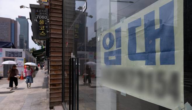서울 시내의 한 점포에 임대 안내가 게시돼 있다. 2025.7.6/뉴스1