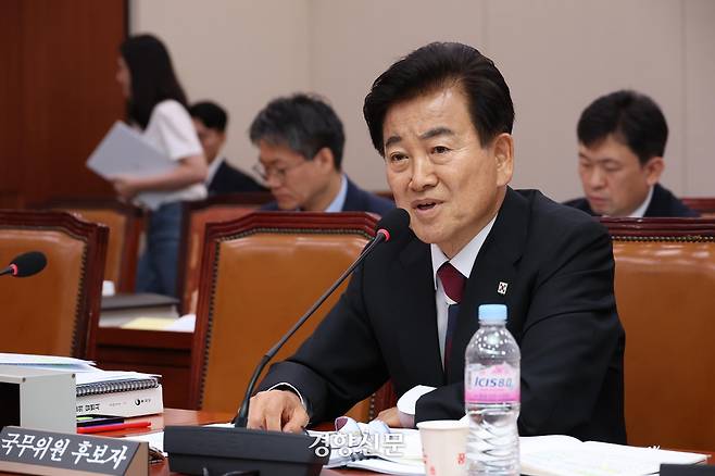 정동영 통일부 장관 후보자가 14일 국회 외교통일위원회에서 열린 인사청문회에 출석해 의원의 질의에 답변하고 있다. 권도현 기자