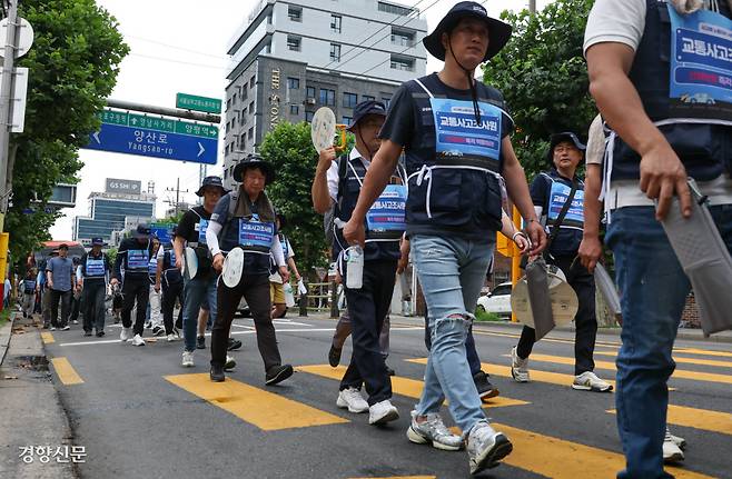 우리가 당하는 사고는 어떻게 보상받나… 민주노총 전국사무금융서비스노조 삼성화재애니카지부 교통사고조사원들이 14일 서울 영등포구 남부고용노동지청 앞에서 특수고용노동자의 산업재해 보험 적용을 촉구하며 행진하고 있다. 성동훈 기자 zenism@kyunghyang.com