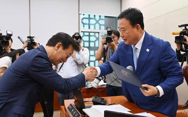 전재수 해양수산부 장관 후보자가 14일 국회 농림축산식품해양수산위원회 전체회의에서 열린 인사청문회에서 선서문을 어기구 위원장에게 전달하면서 인사하고 있다. 김정록 기자