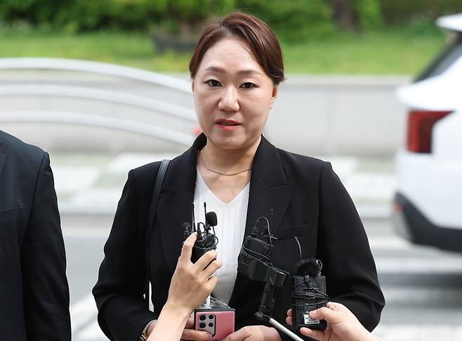 '명태균 여론조사비 대납 의혹'과 관련해 홍준표 전 대구시장 관련 폭로를 이어오고 있는 강혜경 전 미래한국연구소 부소장이 23일 대구 수성구 대구경찰청에 참고인 조사를 받기 위해 출석하기 전 취재진의 질문에 답변하고 있다. 연합뉴스