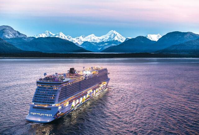 노르웨이지안 크루즈 라인의 크루즈선 ‘앙코르’가 미국 알래스카를 항해하고 있다. 하나투어 제공