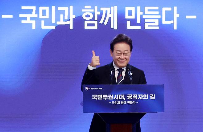 이재명 대통령이 14일 충북 진천 국가공무원인재개발원에서 '국민주권시대, 공직자의 길'을 주제로 열린 70기 5급 신임관리자과정 교육생 특강에서 연단에 올라 참석자들의 박수에 화답하고 있다. 연합뉴스