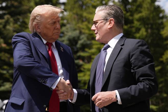 도널드 트럼프(왼쪽) 미국 대통령과 키어 스타머 영국 총리가 6월16일(현지 시간) 캐나다 카나나스키스에서 주요 7개국(G7) 정상회의를 계기로 회담 후 악수하고 있다. /AP=뉴시스