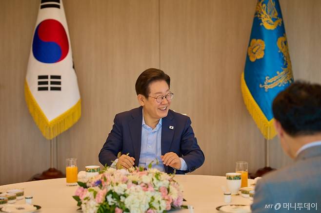 (서울=뉴스1) 허경 기자 = 이재명 대통령이 11일 서울 용산 대통령실 청사에서 조갑제 전 월간조선 편집장, 정규재 전 한국경제 주필과 언론인 오찬 회동을 하고 있다. (대통령실 제공. 재판매 및 DB 금지) 2025.7.11/뉴스1 Copyright (C) 뉴스1. All rights reserved. 무단 전재 및 재배포, AI학습 이용 금지. /사진=(서울=뉴스1) 허경 기자