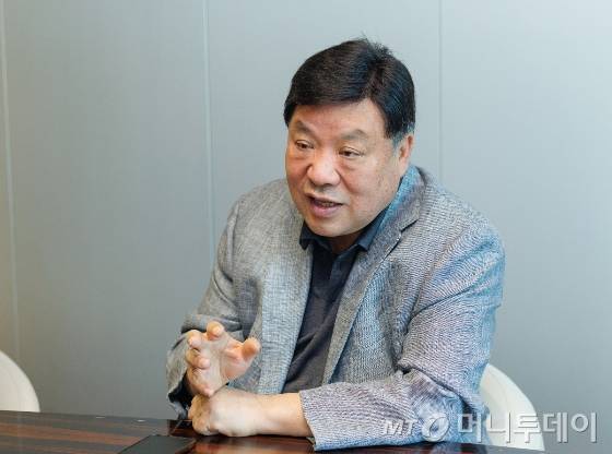 서정진 셀트리온 회장이 지난 9일 더플라자호텔서울 비즈니스센터에서 백용호 머니투데이 상임고문 겸 글로벌코리아인사이츠 이사장과의 대담 자리에서 질문에 답하고 있다. /사진=이기범 기자 leekb@