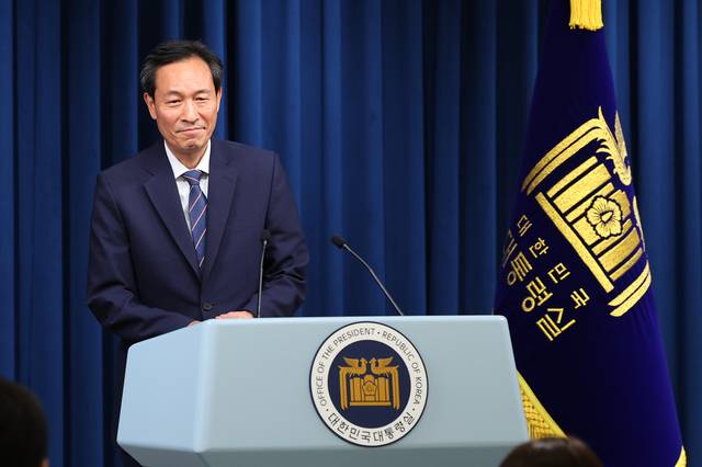 우상호 대통령실 정무수석이 지난달 19일 서울 용산 대통령실 기자회견장에서 이재명 대통령의 여야 지도부 오찬 관련 브리핑을 위해 연단에 오르고 있다. 뉴시스