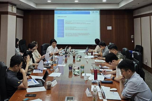 경기 성남 한국정보통신기술협회 회의실에서 ‘국방 AI(인공지능) 표준화 워킹그룹’ 전문가들이 토의하고 있다. 국방기술품질원 제공