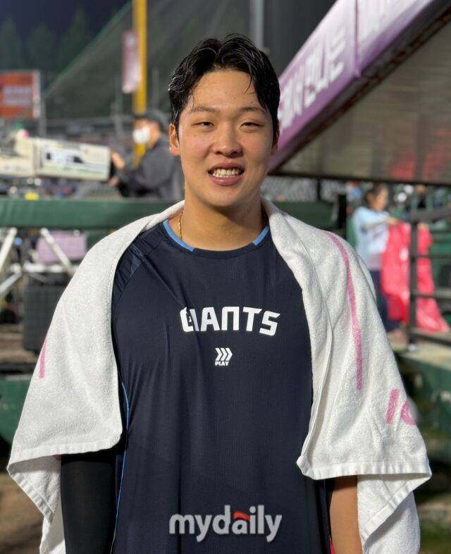 프로 데뷔 첫 선발승을 수확한 직후의 롯데 자이언츠 이민석./부산 = 박승환 기자