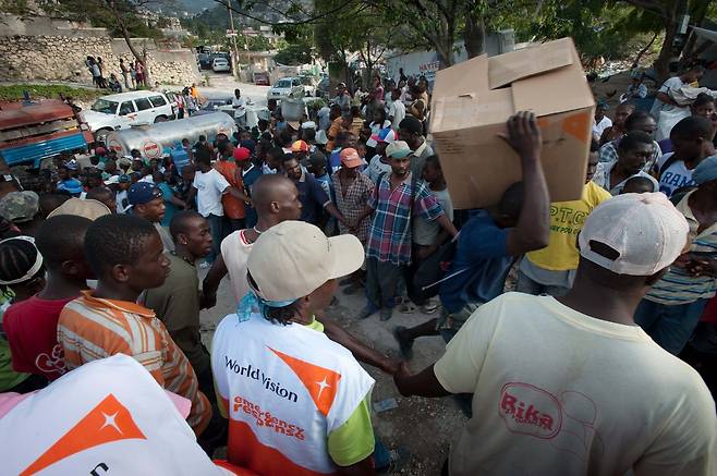 아이티 강진 피해 현장에서 월드비전의 구호품이 전달되고 있는 모습. 월드비전은 현재 약 100여개국에서 활동하는 세계에서 가장 큰 규모의 NGO로 성장했으며 세계 재난현장에서 많은 구호 및 봉사활동을 하고 있다. <사진제공=월드비전>