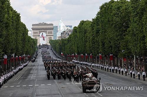 프랑스 혁명기념일 군사 행진 (파리 로이터=연합뉴스) 프랑스 혁명기념일인 14일(현지시간) 파리 샹젤리제 대로에서 군사 행진이 펼쳐지고 있다. 2025.07.14.