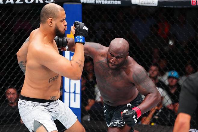 UFC 최다인 통산 16번째 KO승을 거둔 데릭 루이스(사진 오른쪽). UFC 제공