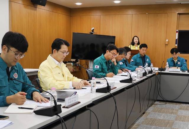 농림축산식품부는 11일 정부세종청사에서 김종구 식량정책실장(왼쪽 두번째)의 주재로 ‘폭염 대비 추진 상황 긴급 점검회의’를 열었다.