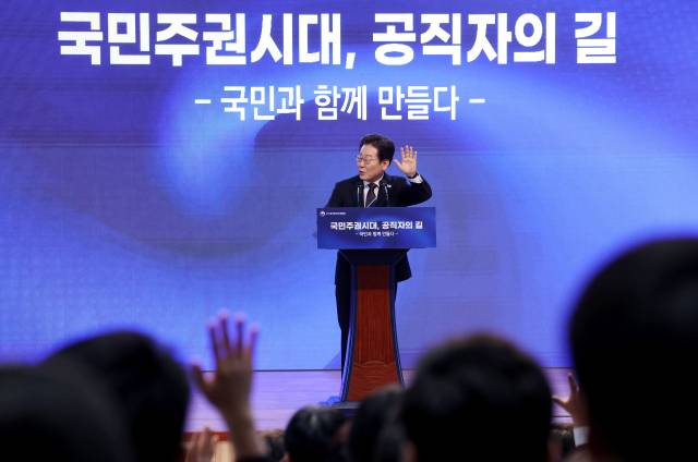 ▲이재명 대통령이 14일 충북 진천 국가공무원인재개발원에서 70기 5급 신임관리자과정 교육생들에게 '국민주권시대, 공직자의 길'을 주제로 특강을 하며 질문을 받고 있다. ⓒ연합뉴스