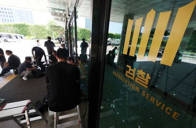 윤석열 전 대통령, 내란특검 구속 후 첫 조사 불응 - 구속 수감된 윤석열 전 대통령이 내란특검에 불출석한 지난 11일 내란특검팀이 근무 중인 서울 서초구 서울고등검찰청 앞에 취재진들이 대기하고 있다. 뉴시스