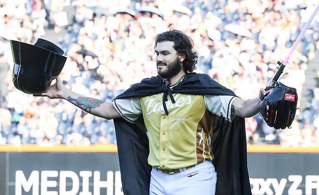 나눔 선발 폰세가 12일 대전 한화생명 볼파크에서 열린 2025 KBO 올스타전에서 다스 베이더 분장을 한 상태로 마운드에 오르고 있다. 한화 이글스 제공