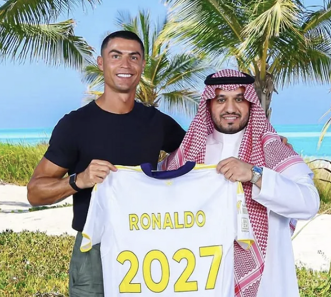 알나스르와 재계약을 체결한 호날두. 알나스르 SNS