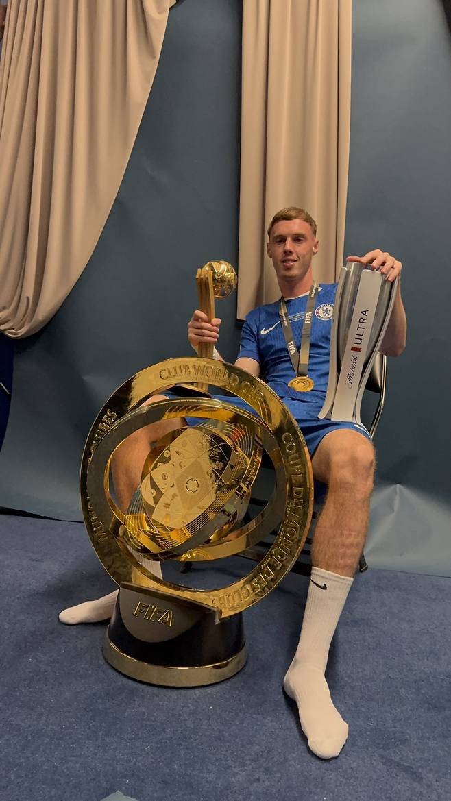 콜 파머가 2025 국제축구연맹(FIFA) 클럽월드컵 우승 트로피와 함께 사진을 찍고 있다. /사진=첼시 공식 사회관계망서비스(SNS)